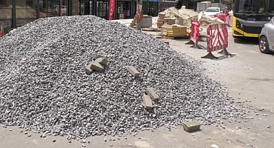 Küçükçekmece :suvari Caddesi'ndeki Kaldırım Çalışmaları Sorun Yaratıyor