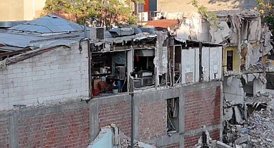 Küçükçekmece'de Yıkım Sırasında Bitişikteki Binada Şaşırtıcı Durum: Duvar Yokmuş