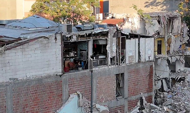 Küçükçekmece'de Yıkım Sırasında Bitişikteki Binada Şaşırtıcı Durum: Duvar Yokmuş