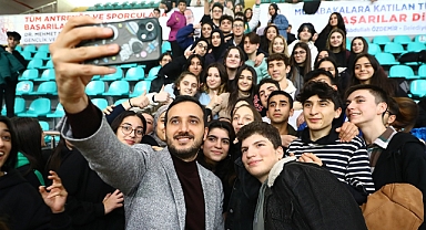 Bağcılar Belediyesi’nden üniversite öğrencilerine 10 bin TL başarı ödülü