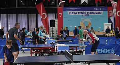 Beyoğlu'nda 170 Genç Sporcunun Yarıştığı Masa Tenisi Turnuvası Heyecan Yarattı