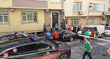 Küçükçekmece’de Aile İçi Cinayet: Yabancı Uyruklu Koca Eşini Öldürdü, Oğlu Babasını Bıçakladı