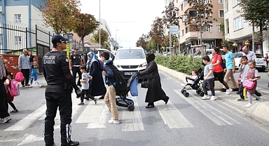Küçükçekmece Zabıtasından Okul Önlerinde Sıkı Denetim