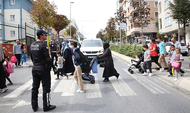 Küçükçekmece Zabıtasından Okul Önlerinde Sıkı Denetim