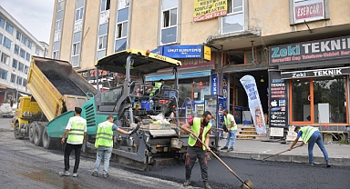 6 ayda 100 bin ton asfalt ve 120 bin metrekare parke yol yaptı.