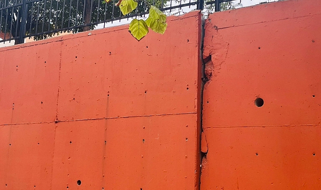 İnönü Mahallesi'nde Şehit Münür Alkan Ortaokulu'nda İstinat Duvarı Çökme Tehlikeli Altında