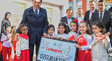 Minik eller Cumhuriyet'i çizdi