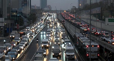 İstanbul'da yağmur trafiği felç etti! Yoğunluk yüzde 90'a ulaştı