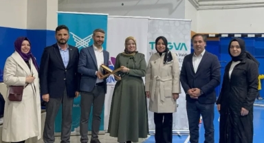 AK Parti Küçükçekmece Kadın Kolları Başkanı Saliha Karadayı Deniz, Vakıf Sofrası İftarında Gençlerle Buluştu