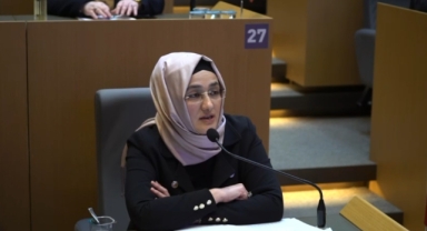 AK Parti’li Özlem Erol’dan CHP’ye Sert Tepki: “Yolsuzluk Davasından Kahramanlık Çıkmaz”