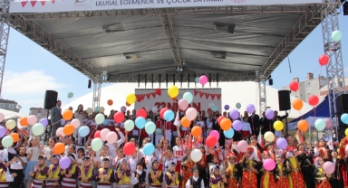 Küçükçekmece'de 23 Nisan Coşkusu Fevzi Çakmak Meydanı'na Sığmadı