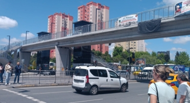 Küçükçekmece Atakent Mahallesi'nde Üst Geçit Var Ama Kullanan Yok: Trafik Çilesi Bitmiyor