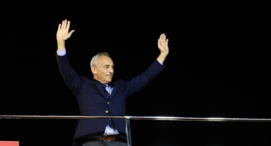 Küçükçekmece Mitinginde Özel’den Çebi’ye Övgü: “Sıfırdan 17 kreşe ulaştı” 