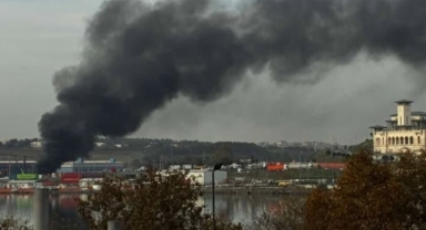 Halkalı Gümrük’te Korkutan Yangın: Konteyner Alev Alev Yandı, Ekipler Facianın Eşiğinden Döndürdü 
