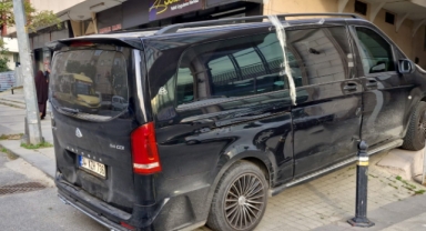 Kaldırımı İşgal Eden Minibüs Tartışma Yarattı: Vatandaş Belediye Diyaloğu Tepki Çekti 