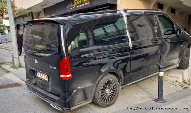 Kaldırımı İşgal Eden Minibüs Tartışma Yarattı: Vatandaş Belediye Diyaloğu Tepki Çekti 