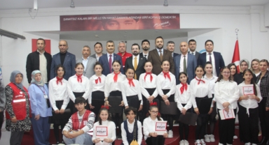 Küçükçekmece'de Kızılay Haftası Coşkusu: Fevzi Çakmak Ortaokulu'nda Anlamlı Program 