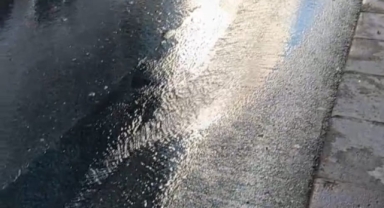 Dünden Beri Tonlarca Su Boşa Akıyor! Kanarya Mahallesi'nde İSKİ Bekleniyor 